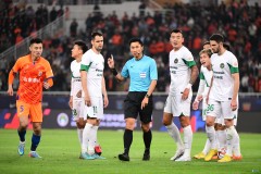 申花0-1武汉三镇失榜首，阿苏埃错失良机